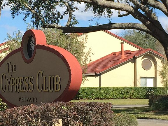 Entrance and side of the house 