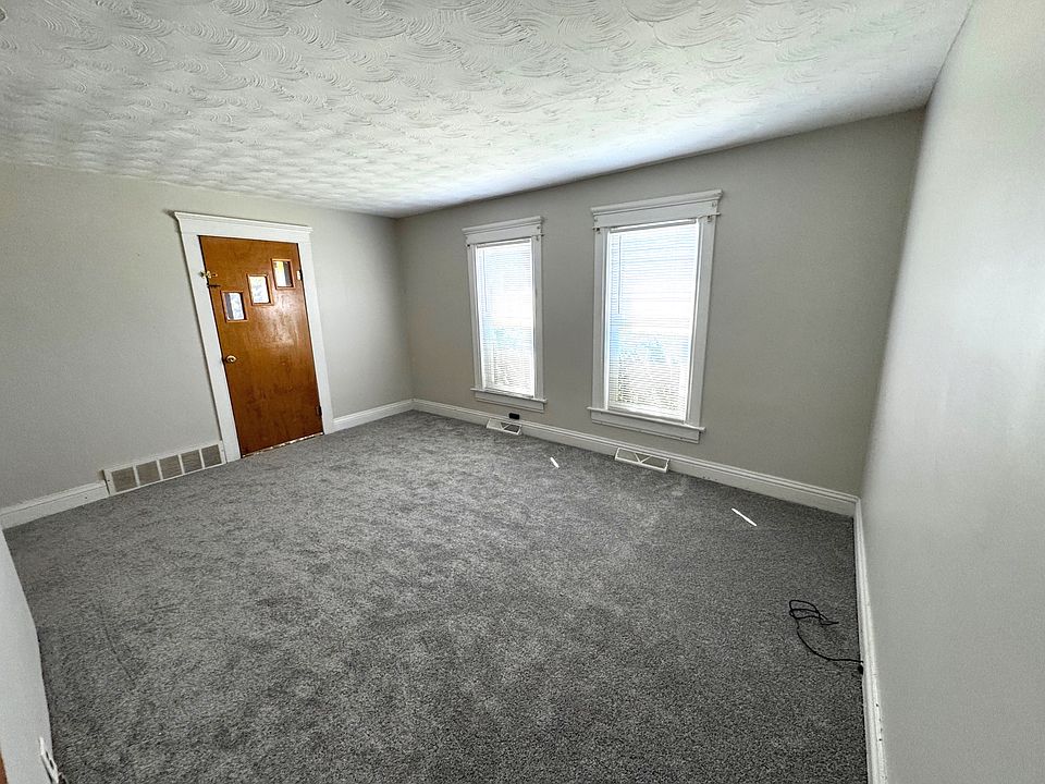 Living Room / Entry