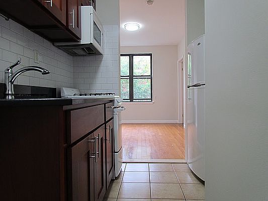 5th image of 210 Thompson St APT 5AS