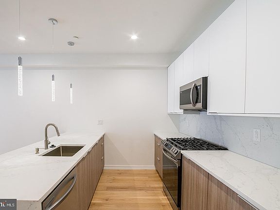 5th image of 119 Greenwich St #3