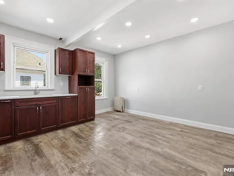90 Dewitt Pl — Photo 3