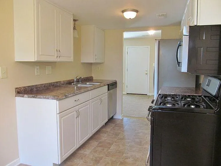 1506 Kemper St — Photo 3