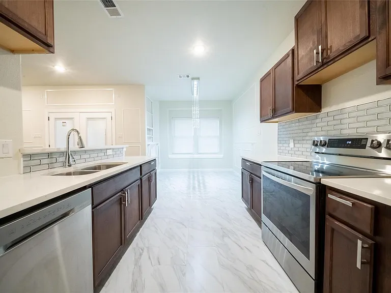 3239 Pine St — Photo 16