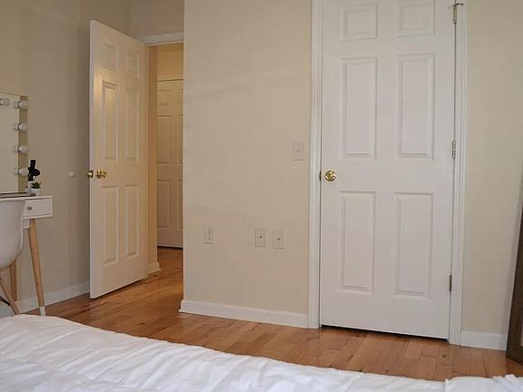 3rd image of 519 Bixby Ct #519