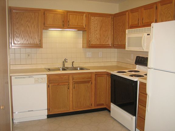 2nd image of 1 Silver Oaks Ln APT 4