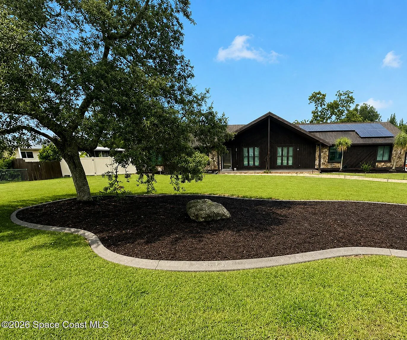 4 bed, 2.0 bath, 1832 sqft, $4,000 — Photo 1