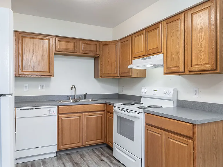 Hood Manor Apartments — Photo 25