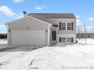 8354 Pebble Dr NE, Rockford, MI 49341