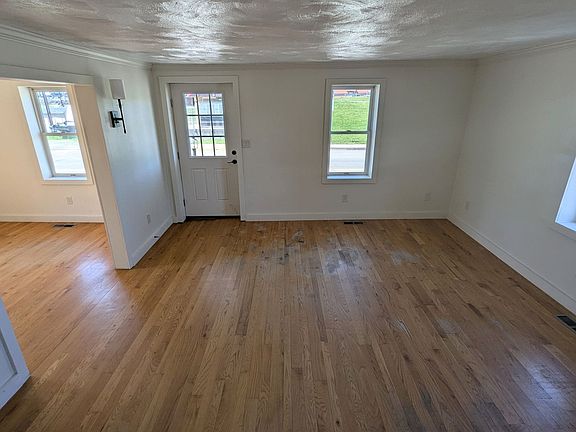 5th image of 219 Main St