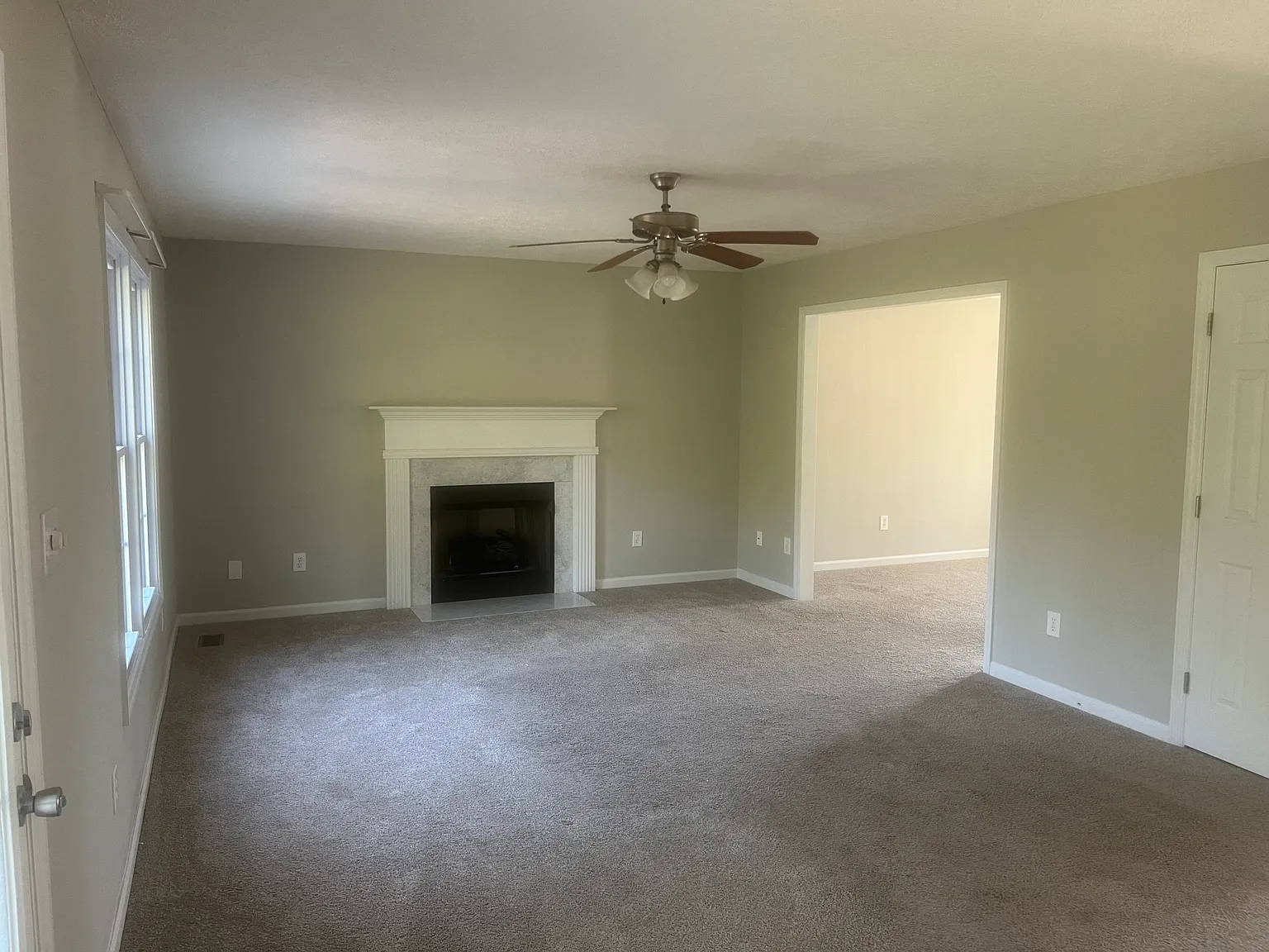 4 bed, 2.5 bath, 2302 sqft, $2,000 — Photo 3