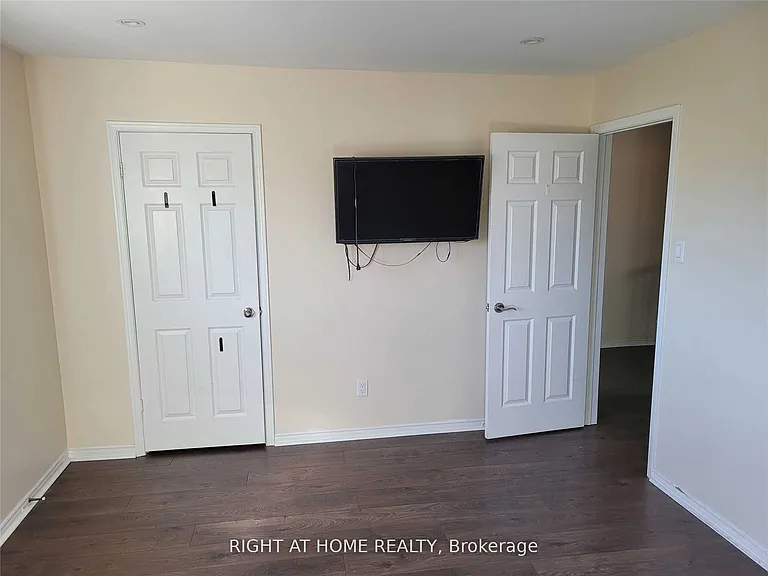 1080 Glenashton Dr #UPPER — Photo 32