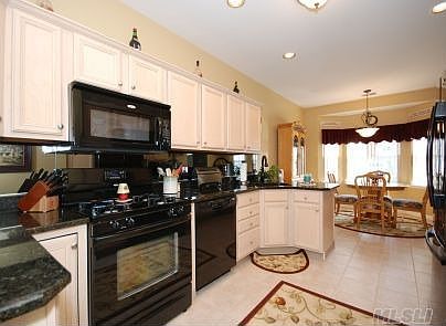 5th image of 103 Willow Wood Dr