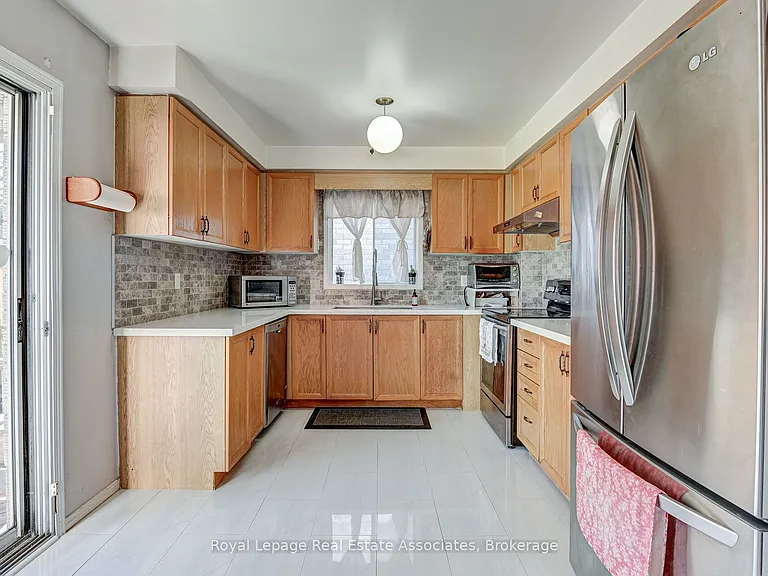 70 Nectarine Cres — Photo 10