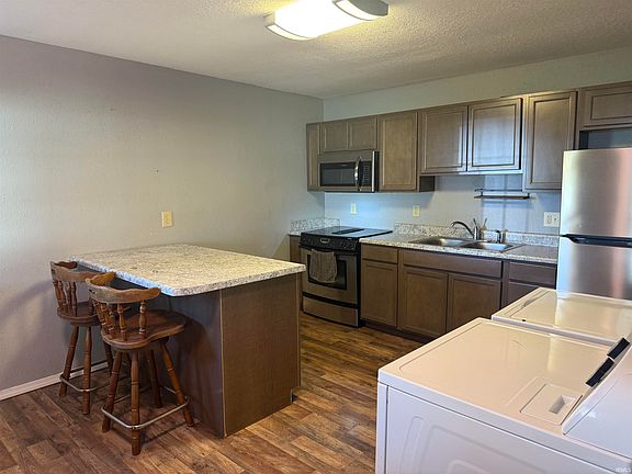 4th image of 107 Nineth St
