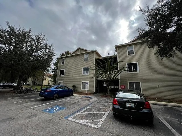 Building Photo - 3800 SW 20th Ave #305