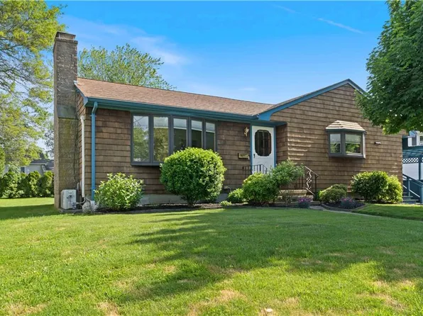 12 Murphy Cir, Middletown, RI 02842