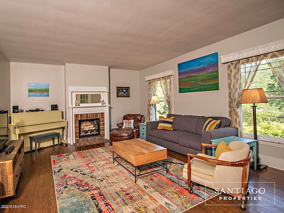 4th image of 1498 4th St NW