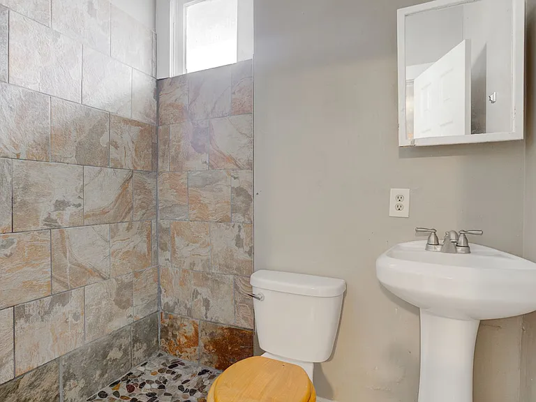 132 N Evergreen St #6 — Photo 7