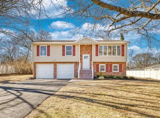 16 Cynthia Ln, Center Moriches, NY 11934