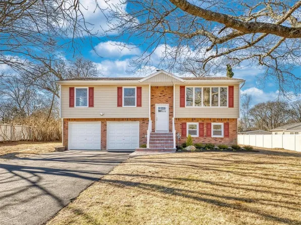 16 Cynthia Lane, Center Moriches, NY 11934