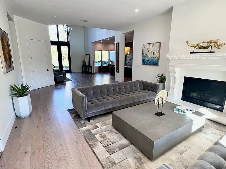 23040 Calvert St — Photo 6