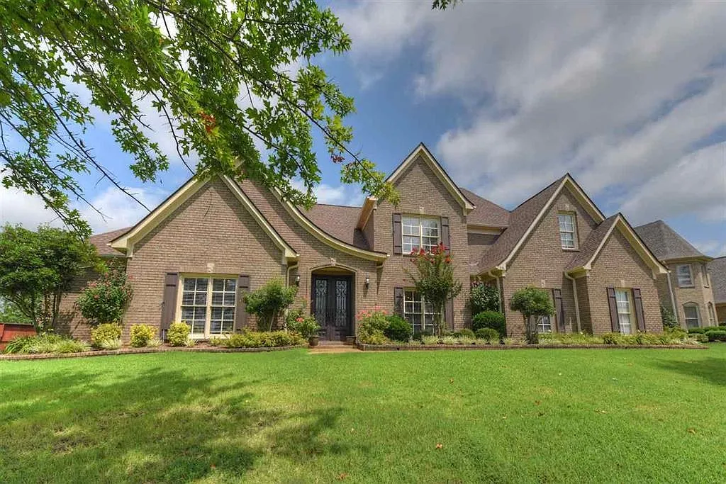 5 bed, 4.5 bath, 4264 sqft, $3,950 — Photo 1