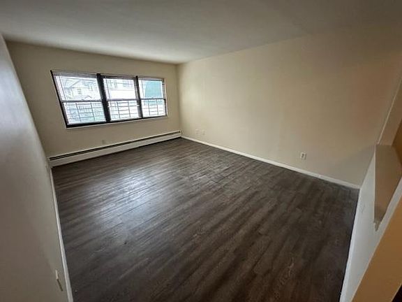 3rd image of 14 Amsterdam Pl APT 2A