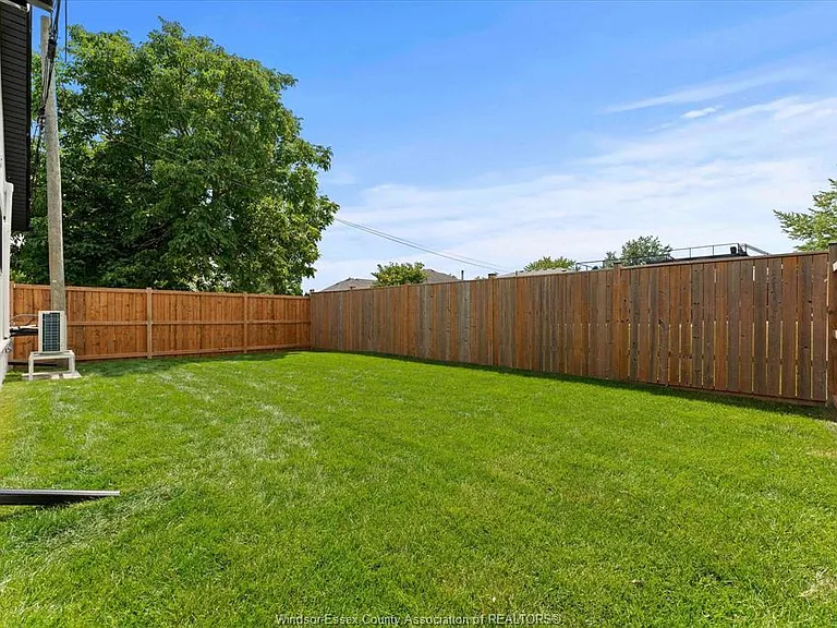 557 Elinor St — Photo 4