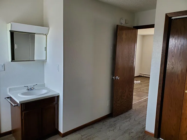 718 3rd Ave NE — Photo 3