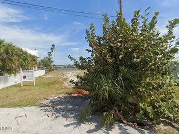16 W Point Dr, Cocoa Beach, FL 32931