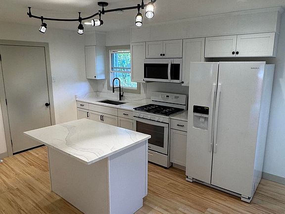 4th image of 2408 Doretta St