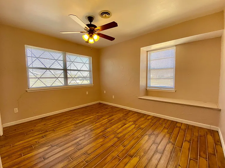 1411 Hampton Dr — Photo 17