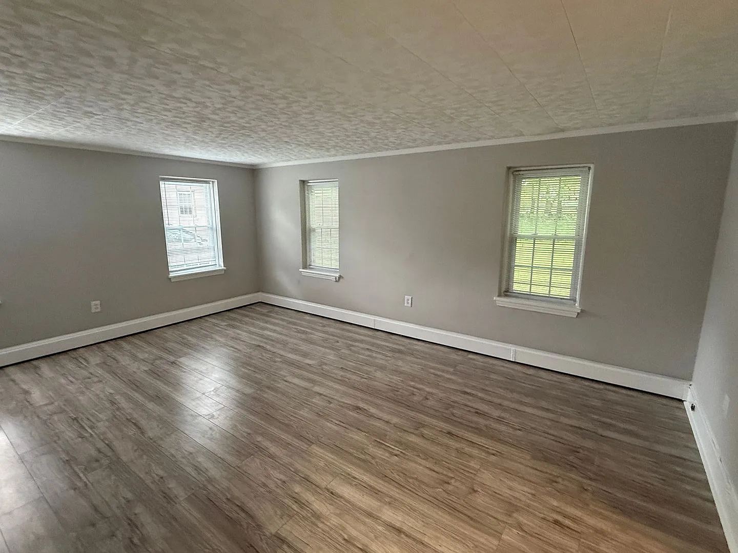 3 Bedroom End-Unit Near Downtown Easton | Heating, Water & Lawn Care Included — Photo 4