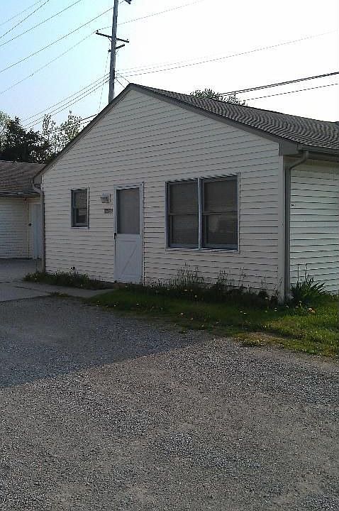 2nd image of 235 E Chestnut St