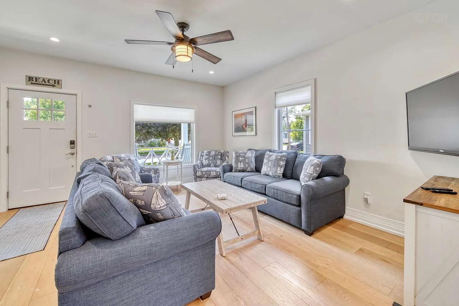 6 bed, 3.0 bath, 2540 sqft, $7,520 — Photo 3