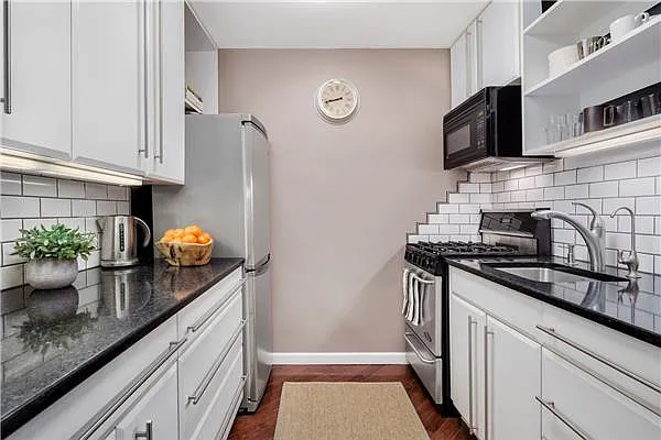 Sold by Poljan Properties Inc. | media 10