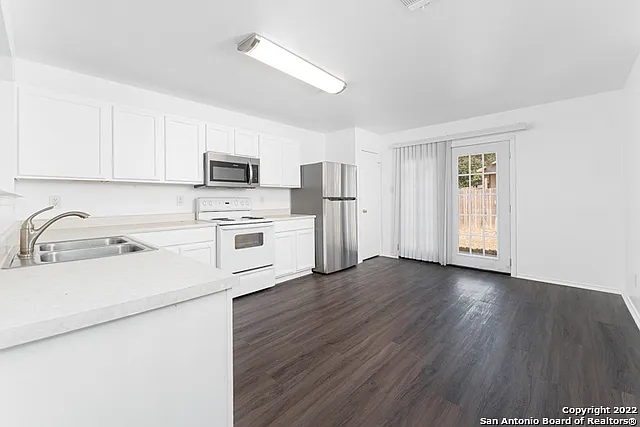 102 Mallow Grv — Photo 8