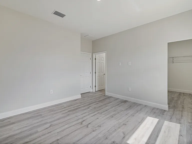 488 Lillon Ave S — Photo 10