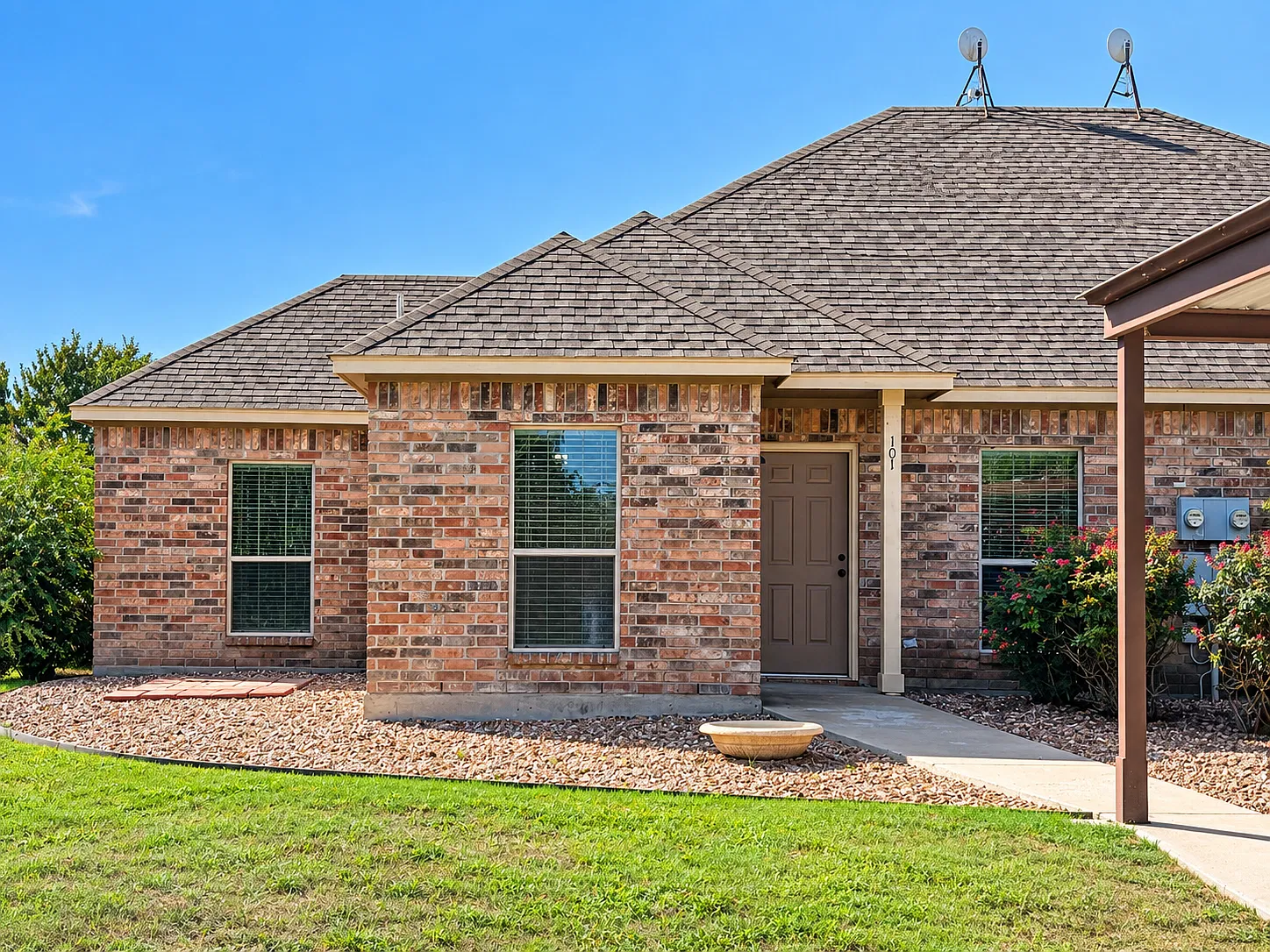 3 bed, 1100 sqft, $1,550 — Photo 1