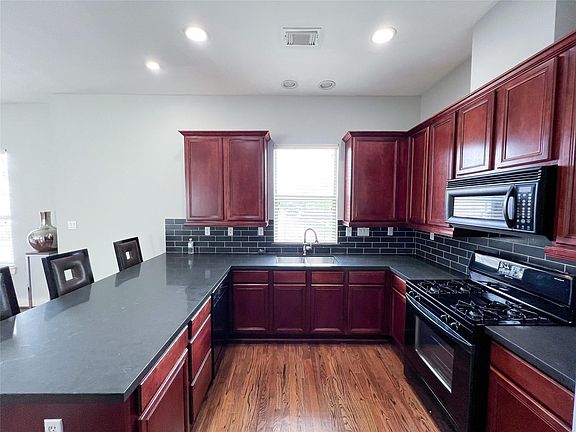 4th image of 926 Lester St