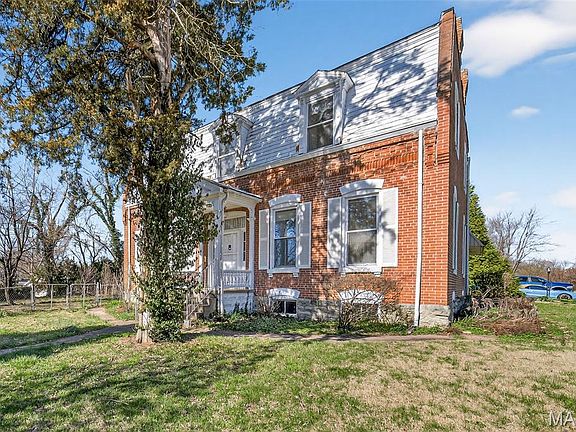 3rd image of 16 Maple St