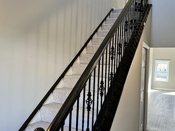 3rd image of 121 Blue Bird Ln