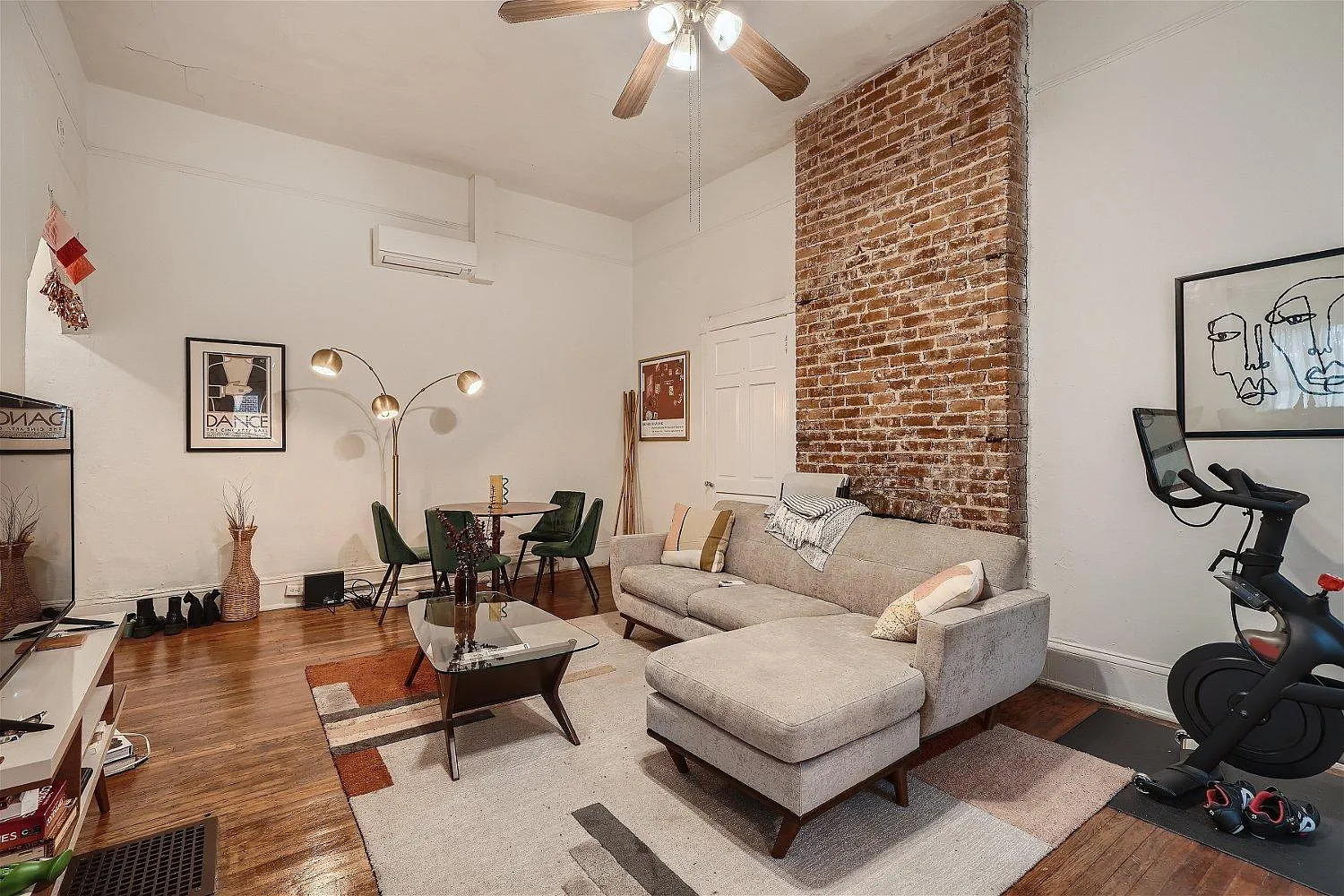 1221 Euclid Ave NE — Photo 2
