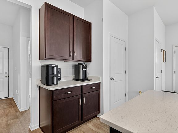 4th image of 6403 Maple Gln Dr