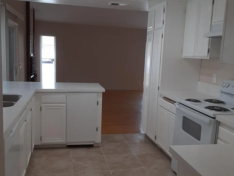 51 Red Rock — Photo 4