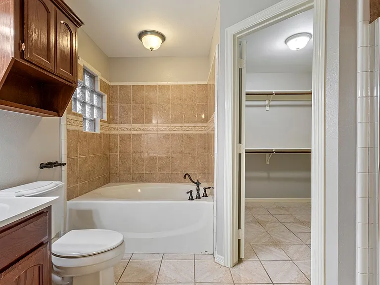 610 Violet Ln — Photo 11