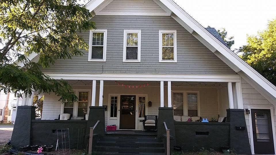 Private entrance (Pictured R)