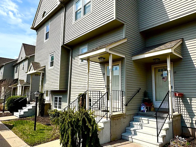 40 Cornerstone Ct #26 — Photo 1