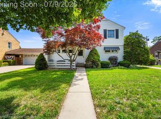 1010 Nottingham Rd, Grosse Pointe Park, MI 48230