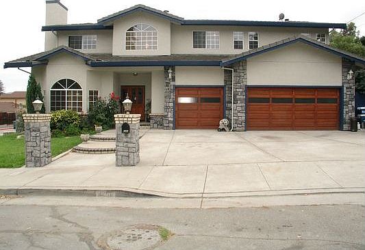 Front w/3 Car Garage!